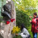 В Санкт-Петербурге к памятнику народного поэта Дагестана  Расула Гамзатова   возложили цветы